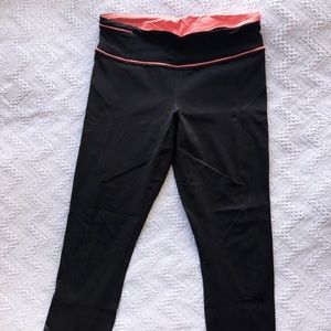 Cropped Lululemon leggings in dark gray
